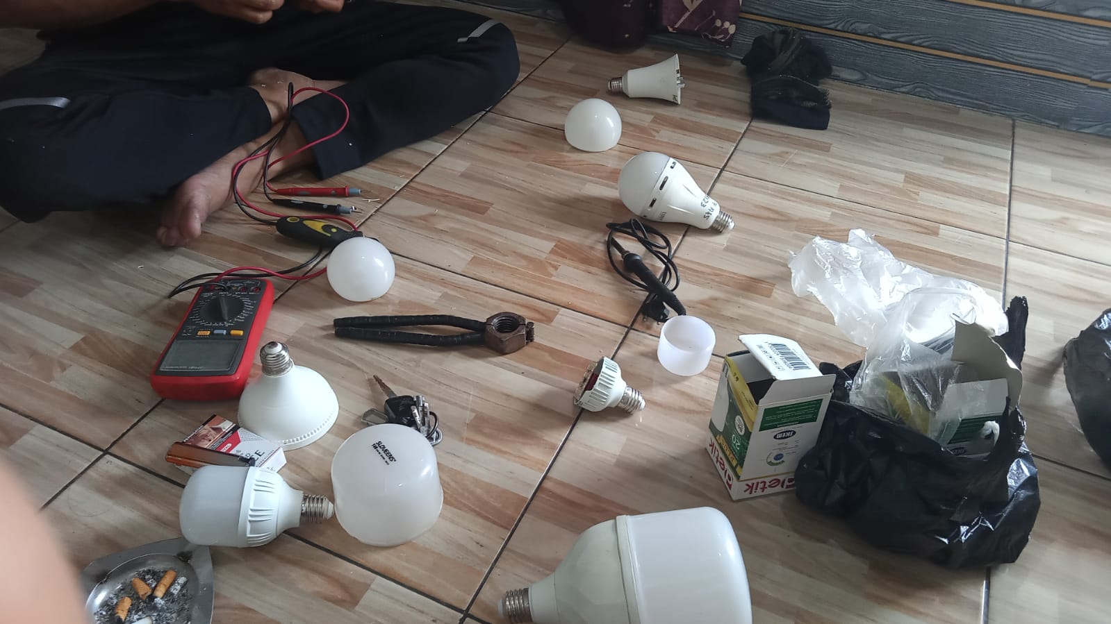 Bukan Sekadar Terang, Baba Sulap Bohlam Padam Jadi Lampu Jalan Kembali Menyala di BTN Lamalaka Indah